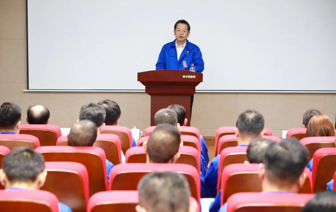 集团党委书记、董事长韦宏文作廉洁集体谈话.jpg